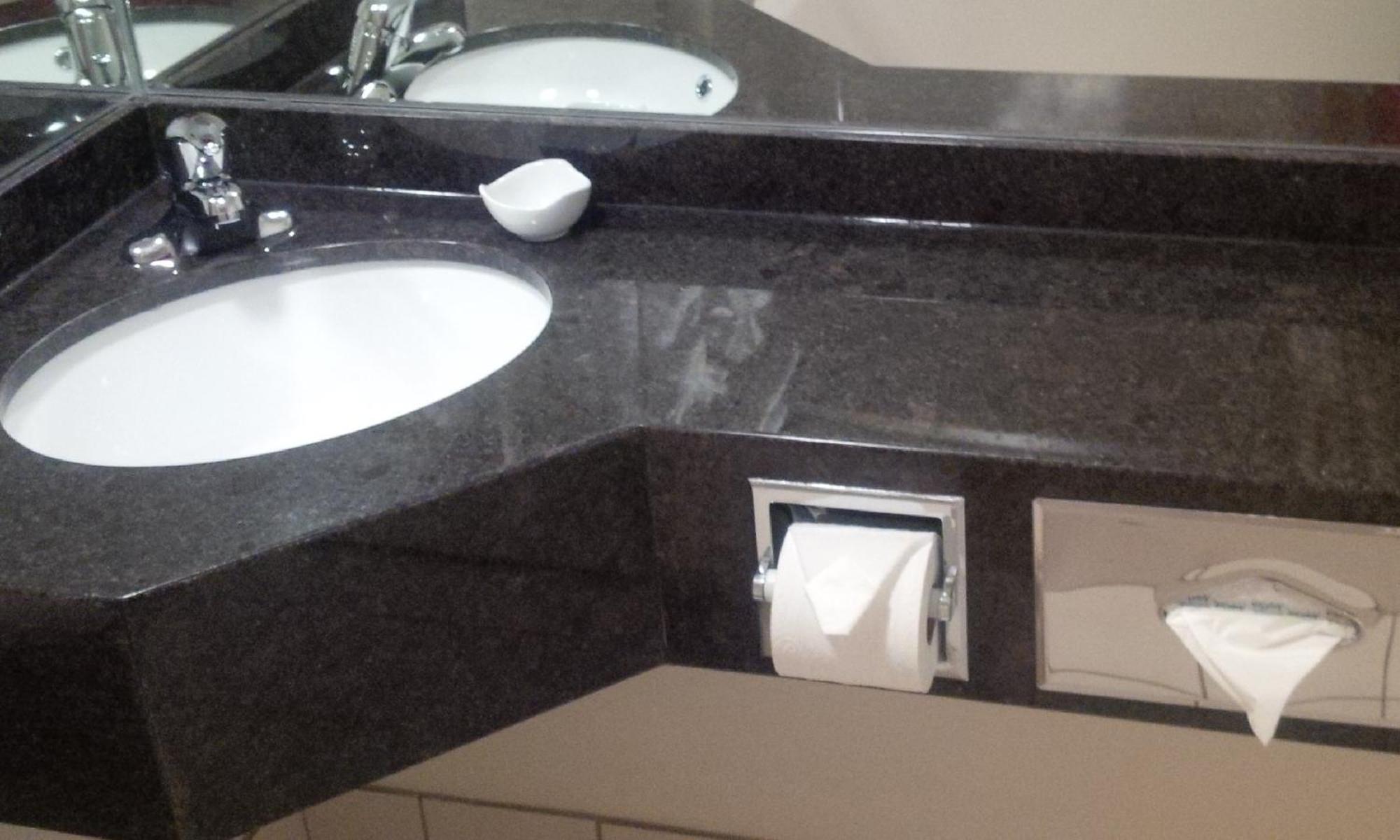 Suite mit Kingsize-Bett, Kamin und Whirpool-Badewanne