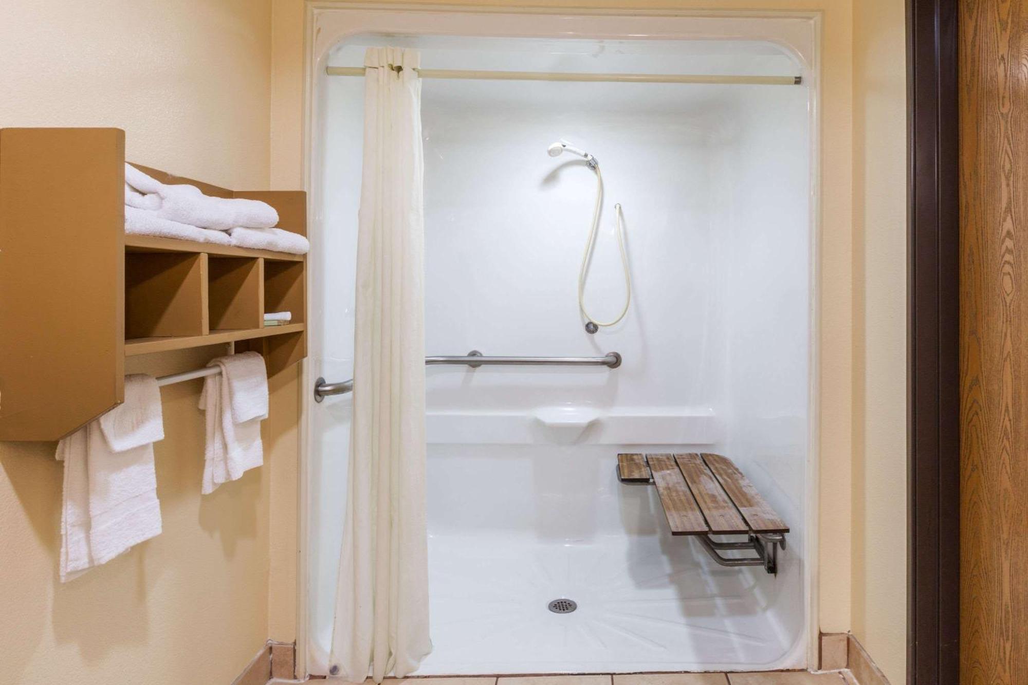 1 Queen Bed, Mobility Accessible Room, Roll-in Shower, Non-Smoking