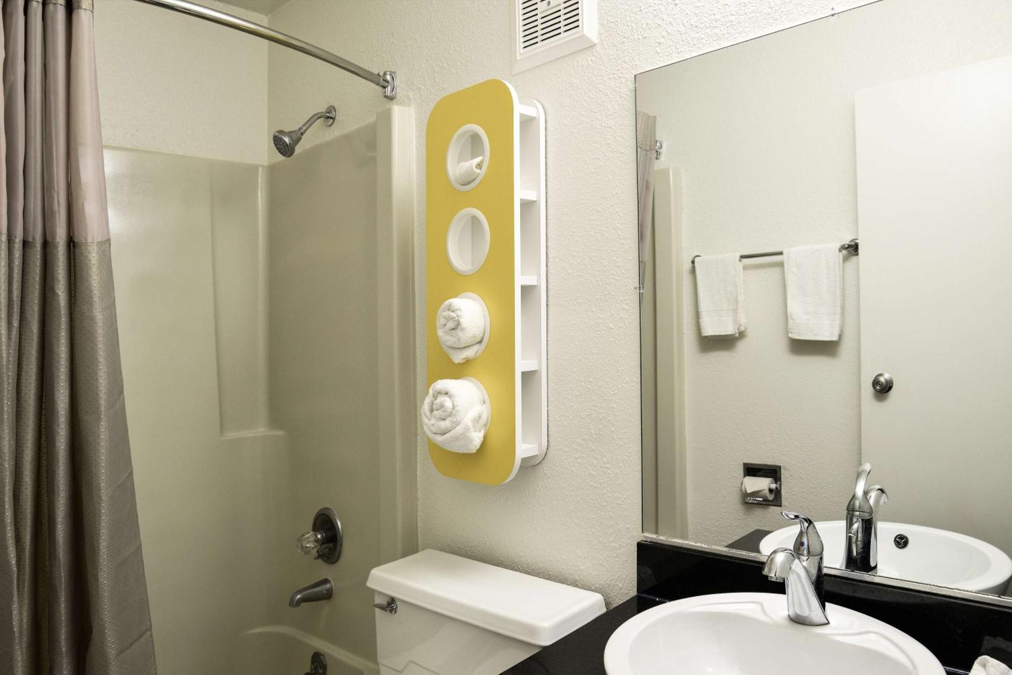 Deluxe King Room - Non-Smoking