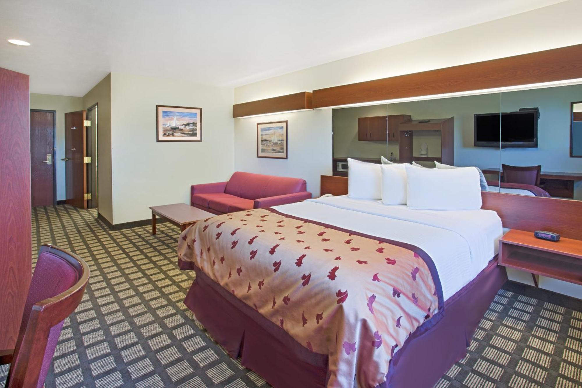 Queen Studio Suite - Mobility Accessible/Non-Smoking