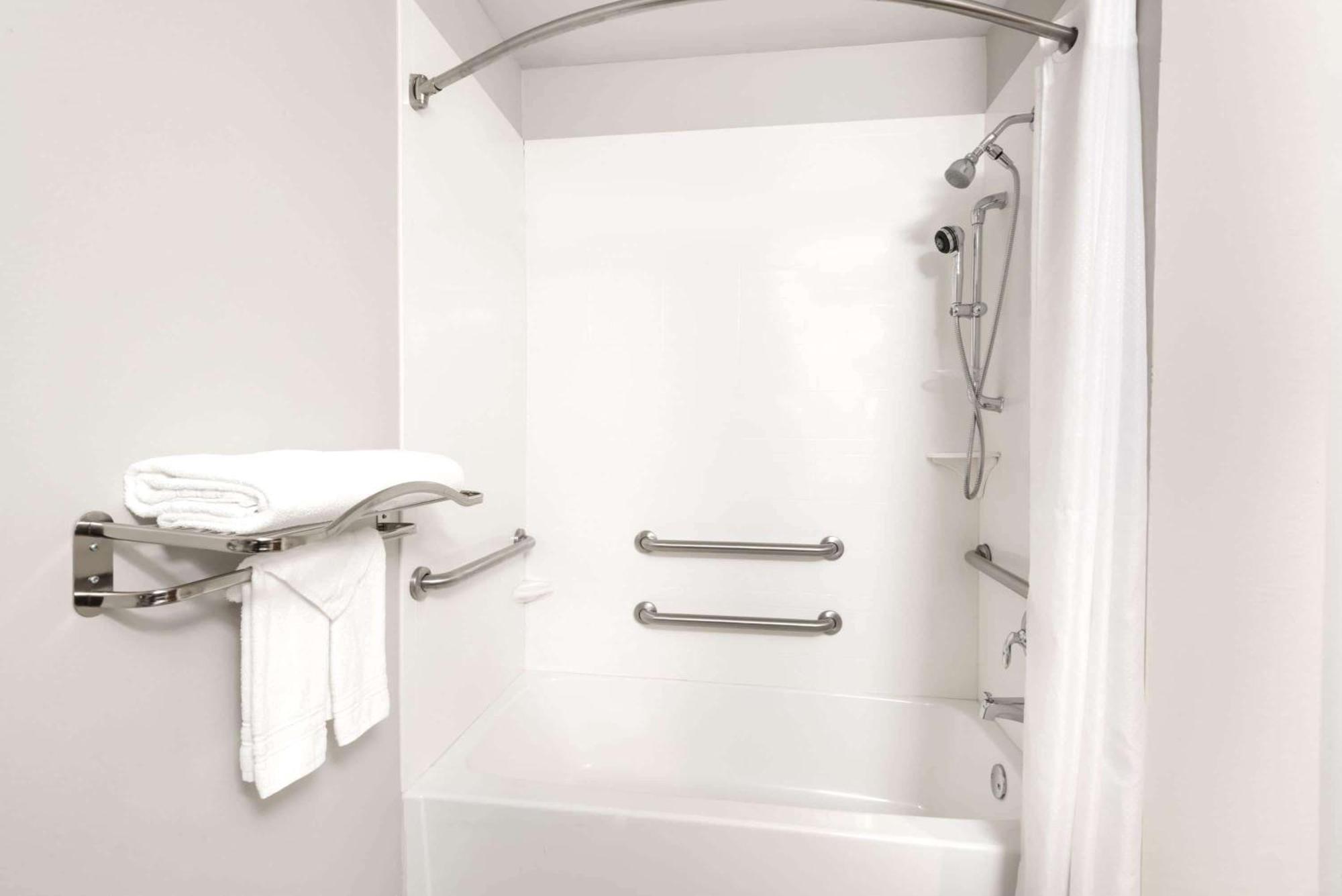 Queen Room with Bath Tub - Mobility/Hearing Accessible - Non-Smoking
