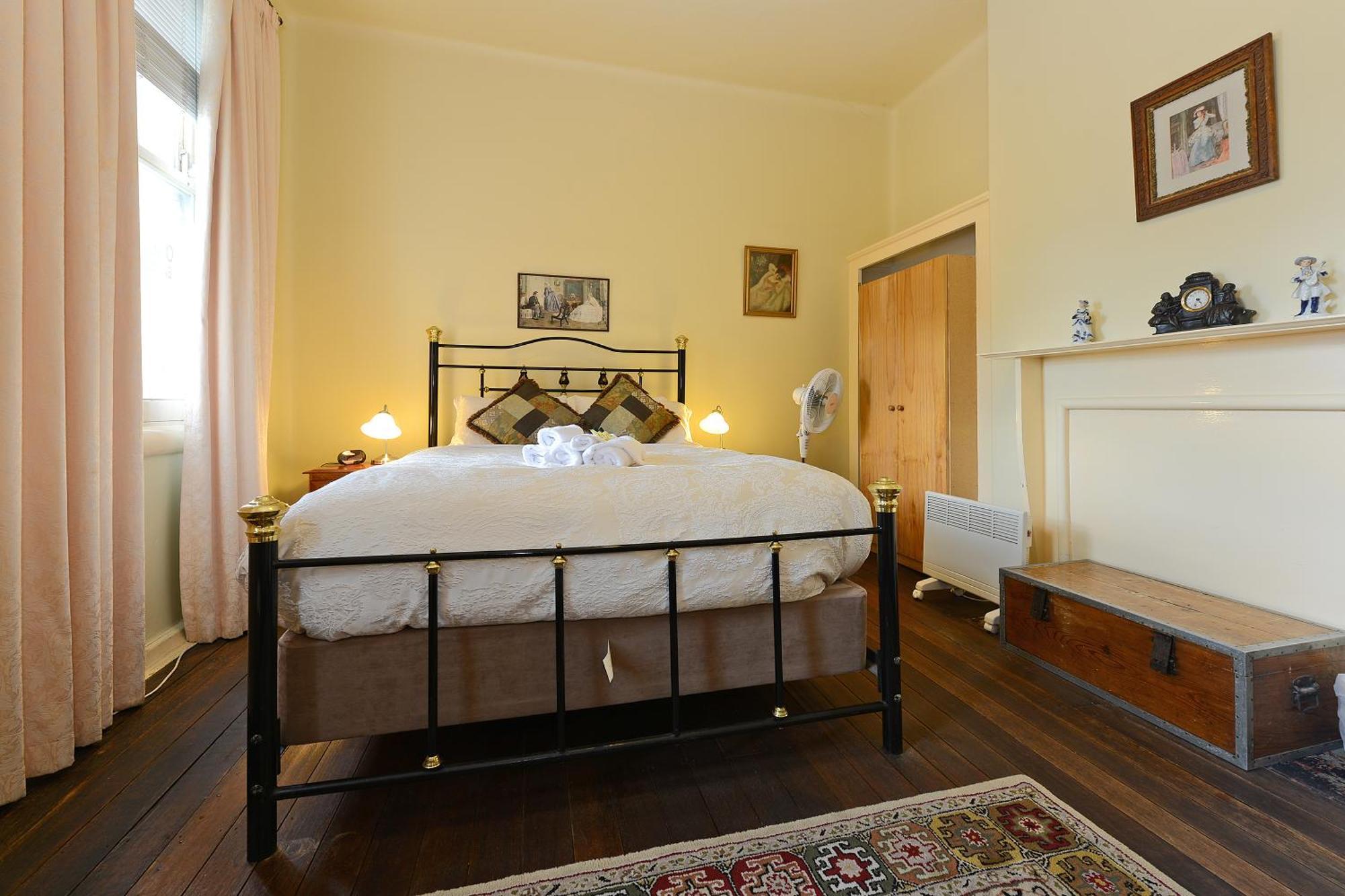 Queen Room with Shared Bathroom,706559314:JPEG