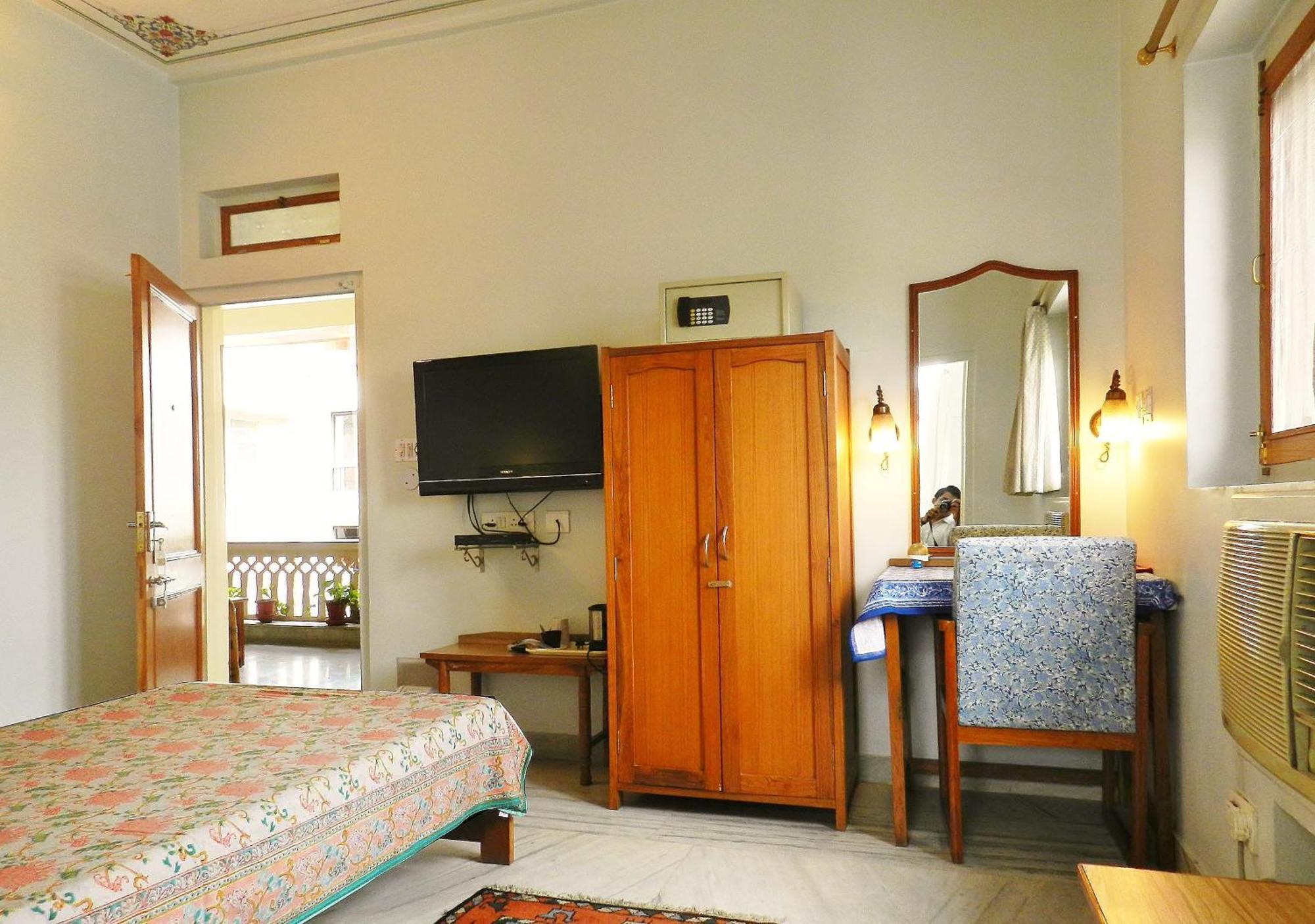 Economy Room
