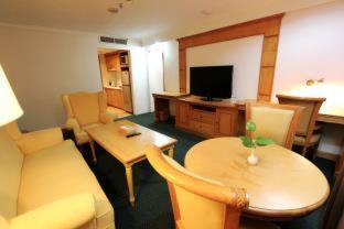 Suite Room with Living Room and Small Kitchen