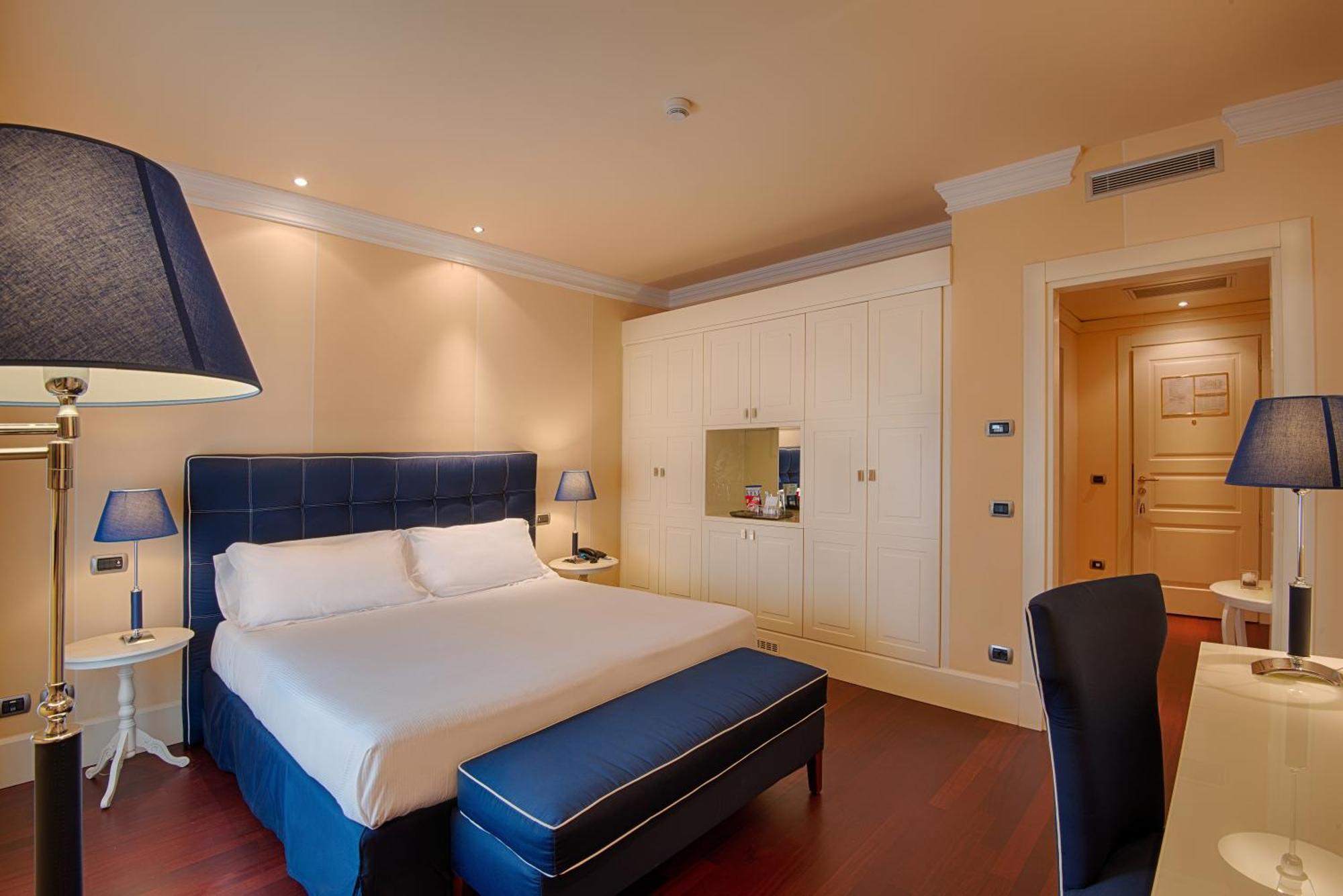 Classic Twin/Queen Room