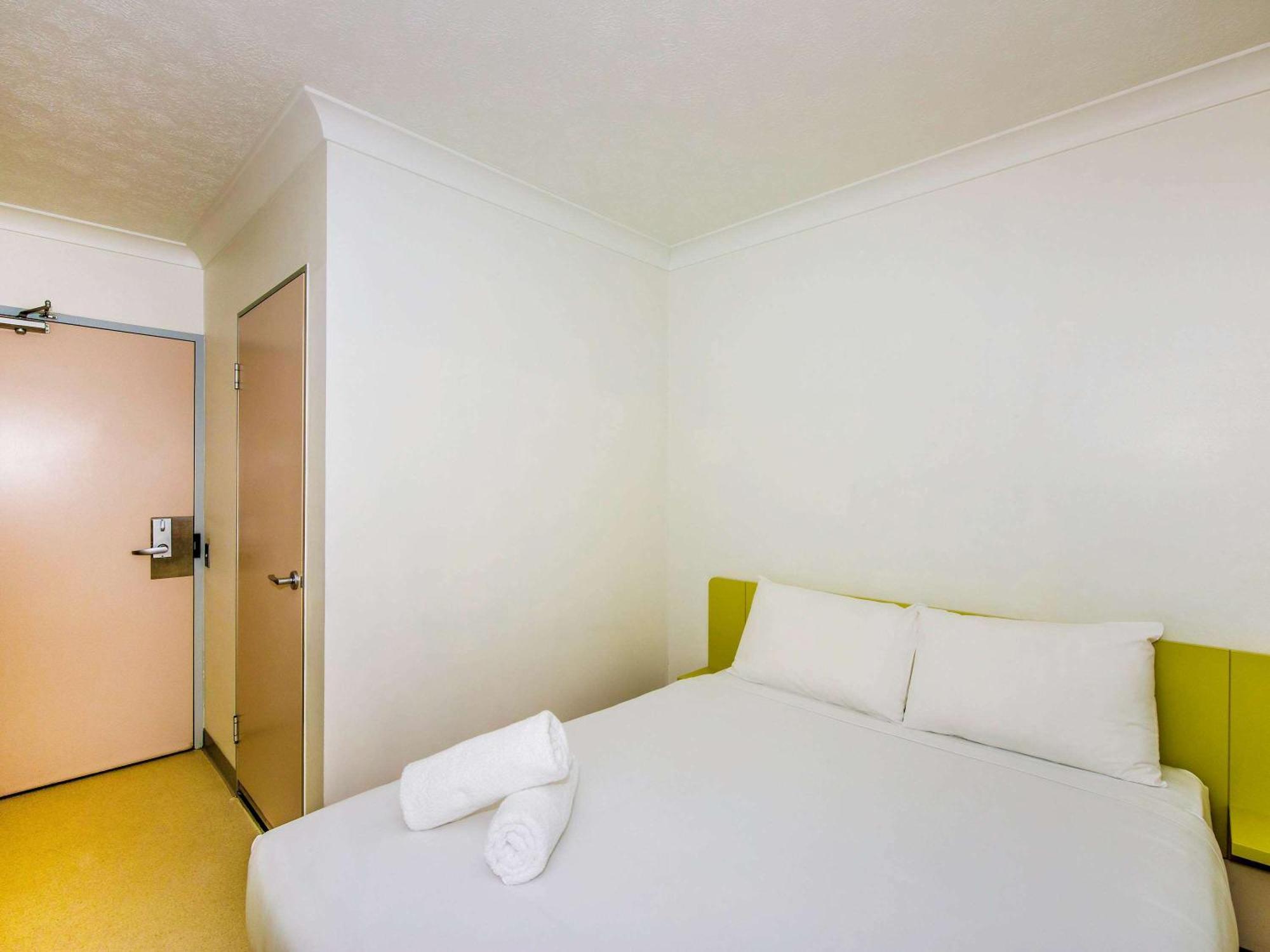Standard Room One Queen Bed One Single Bed
