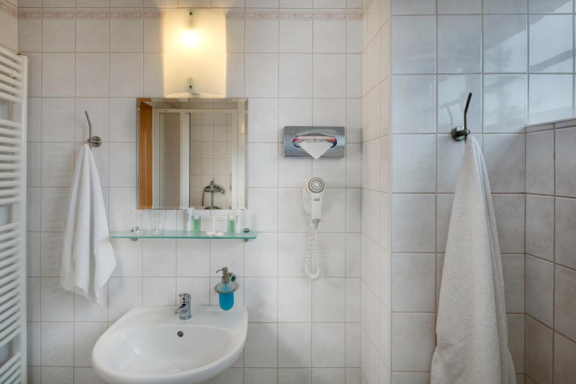 Single Room,1216549885:JPEG