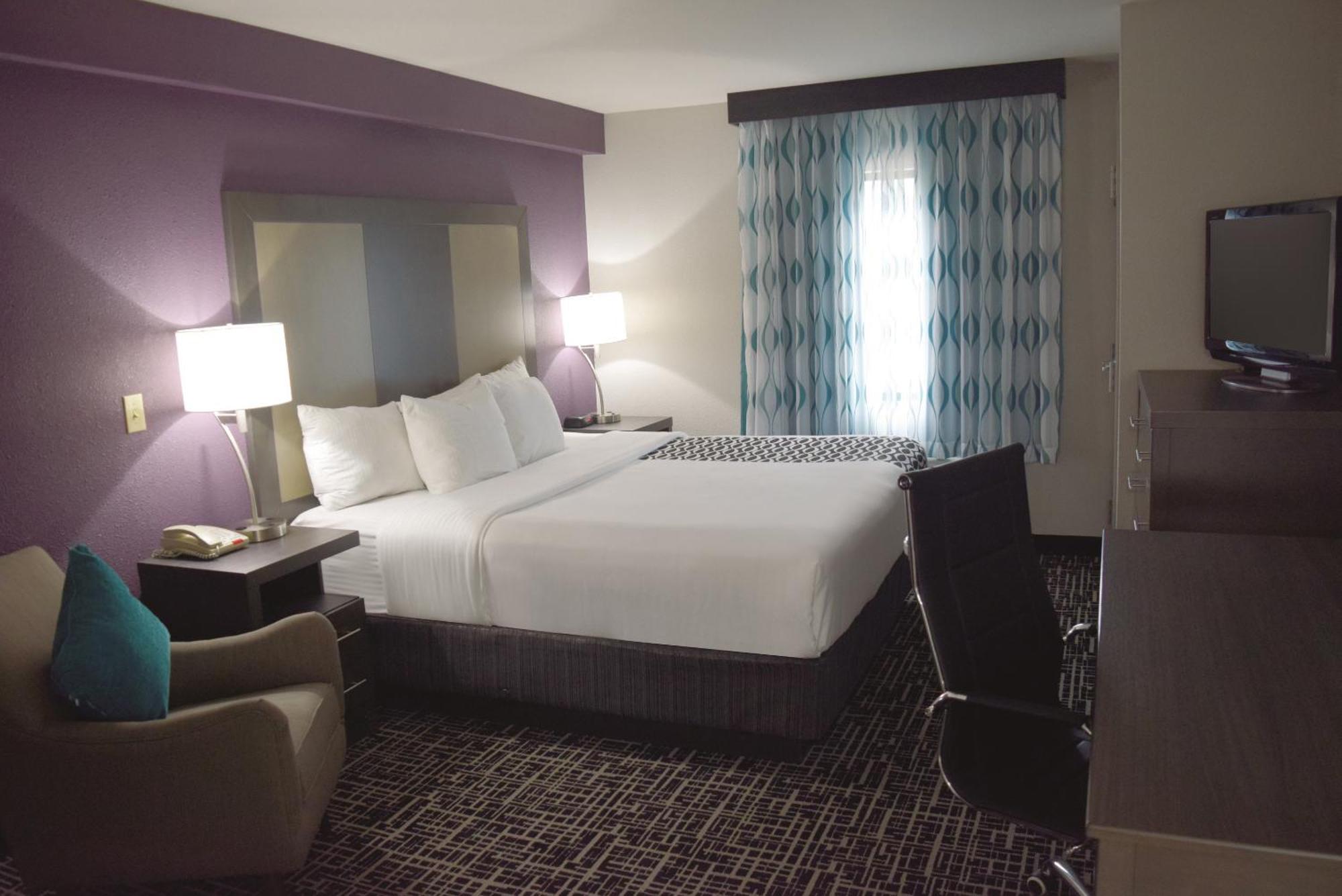Deluxe King Room - Non-Smoking