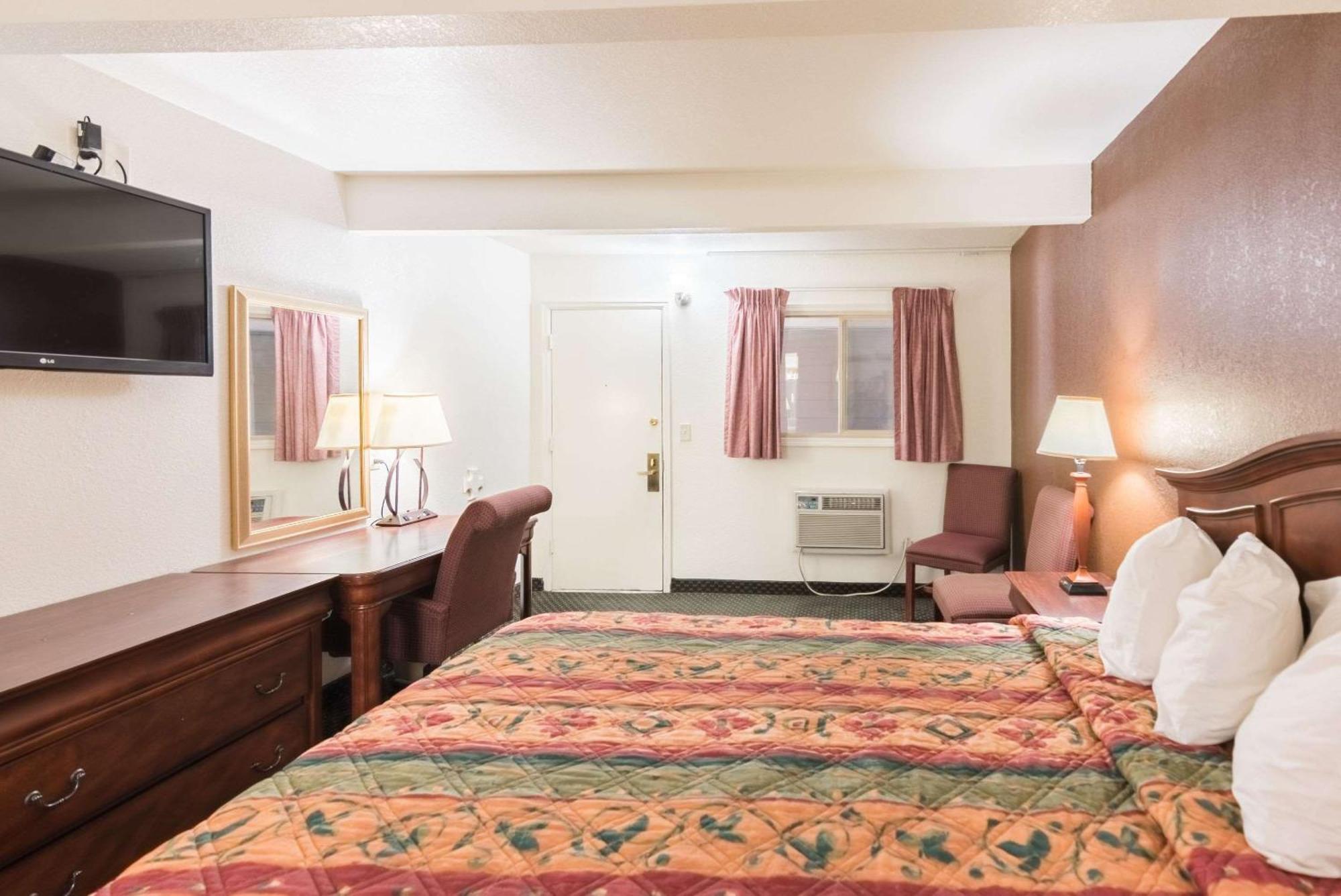 Standard King Room - Non-Smoking