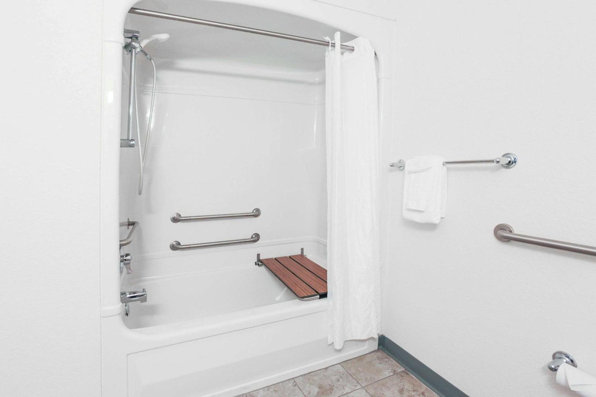 Queen Room - Mobility Access/Non-Smoking