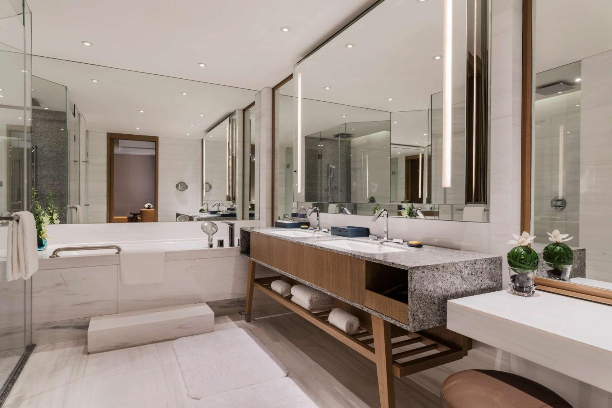 Deluxe King Room - Club Access