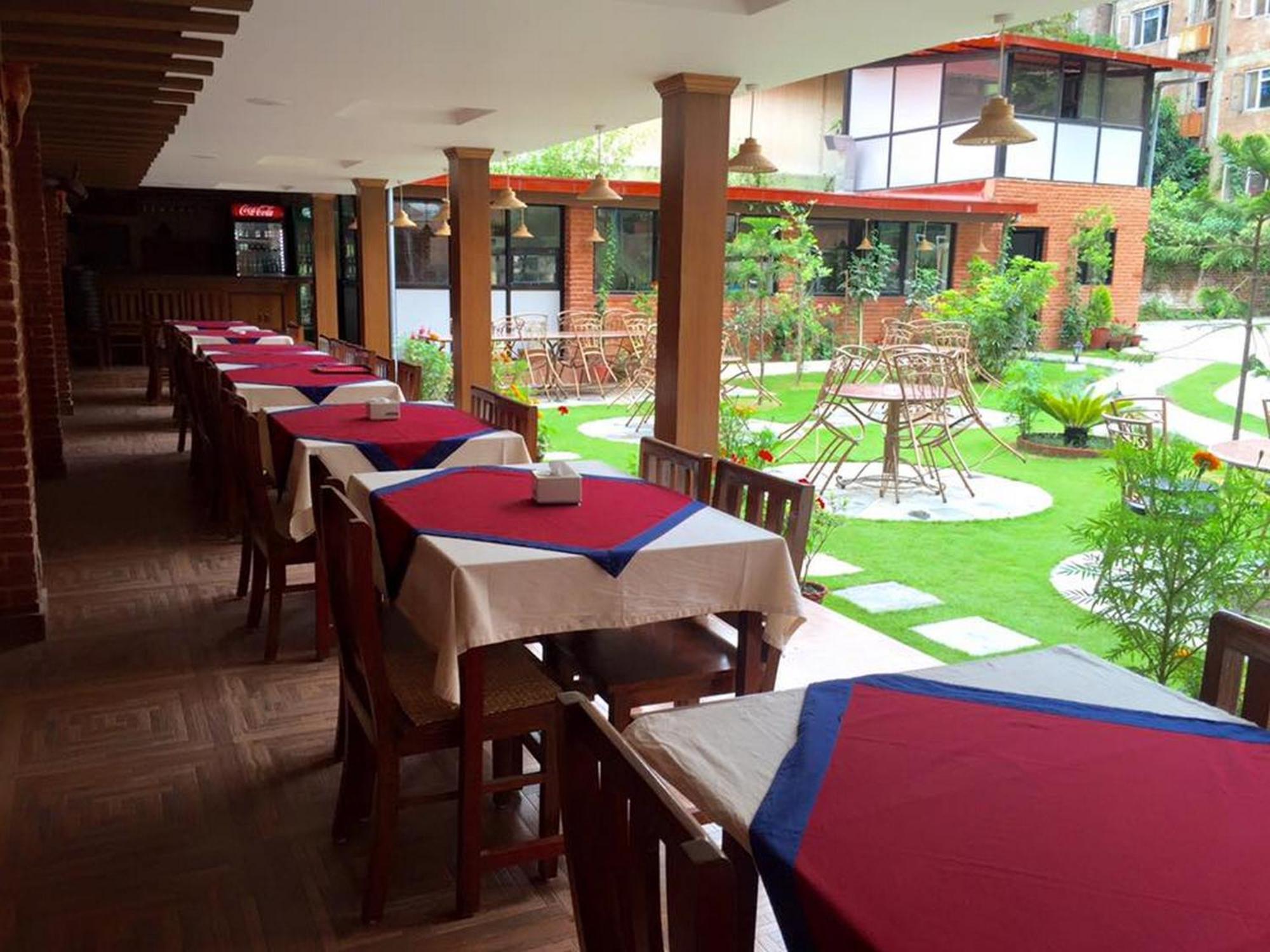 Deluxe Triple Room Garden View