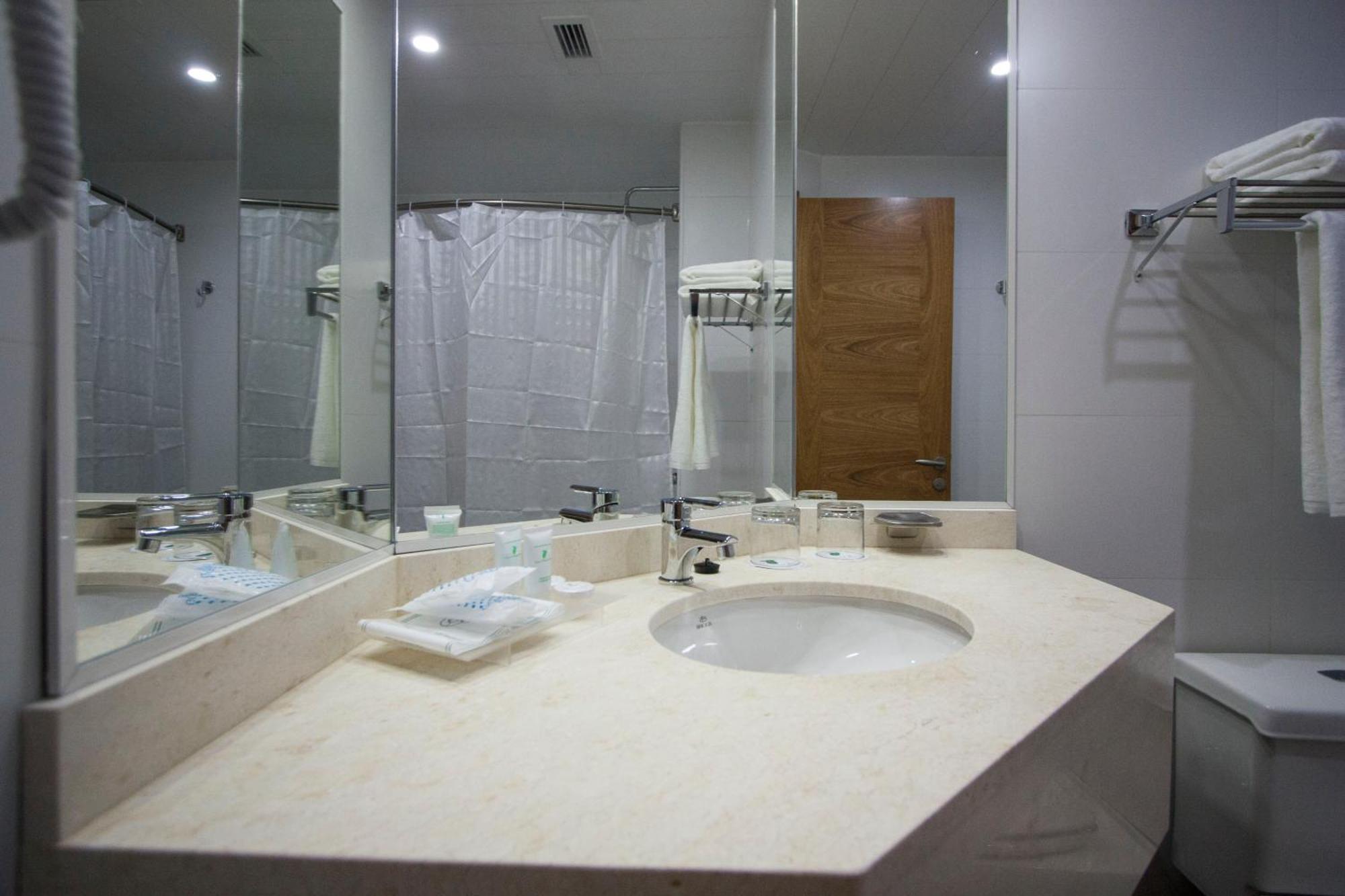 Habitación con 2 camas grandes