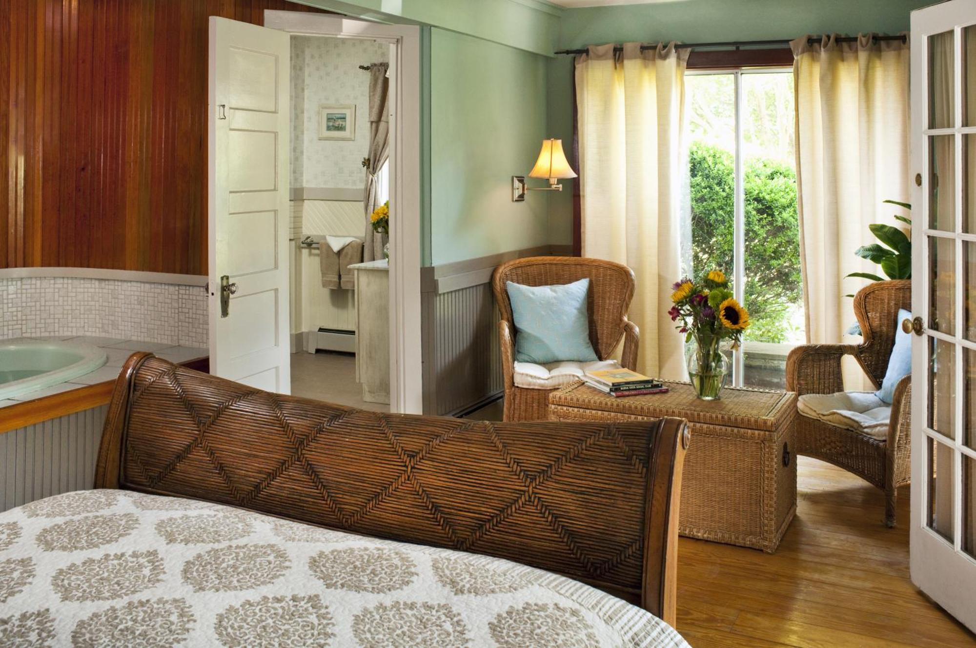 Queen Room with Jetted Tub