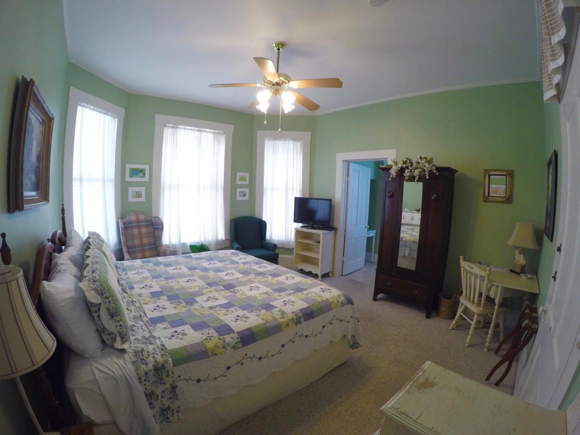 Deluxe King Suite