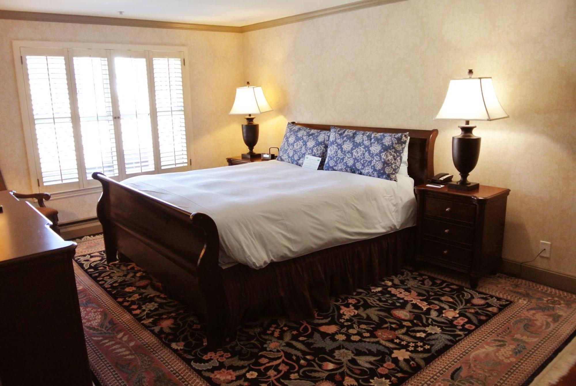 Two-Bedroom Suite Two Double Beds One Queen Bed
