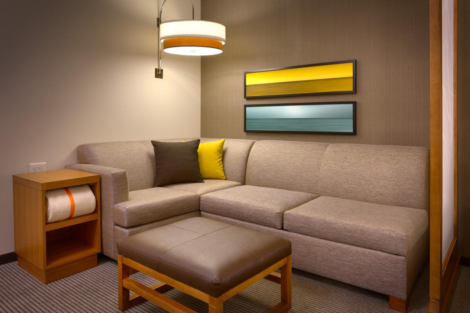 Chambre Lit King-Size avec Canapé-Lit et Douche Accessible en Fauteuil Roulant - Accessible aux Personnes à Mobilité Réduite