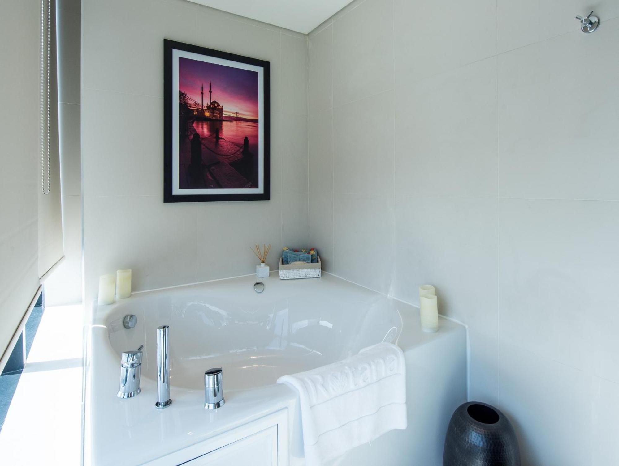 Spacious Centro Corner Suite,715758760:JPEG