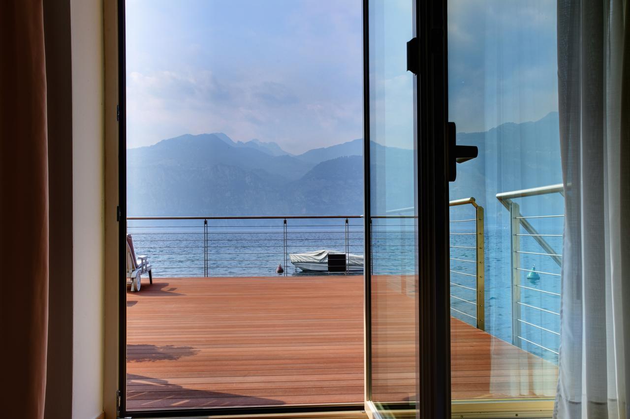 Double or Twin Room with Terrace and Lake View - Basement