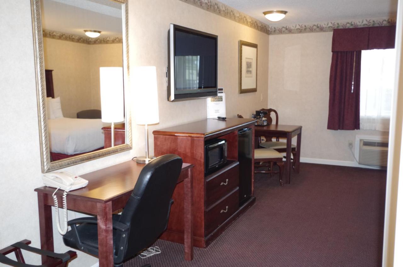 Deluxe Queen Room