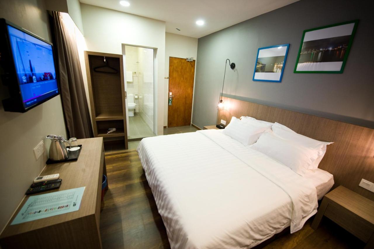 Deluxe King Room with Window