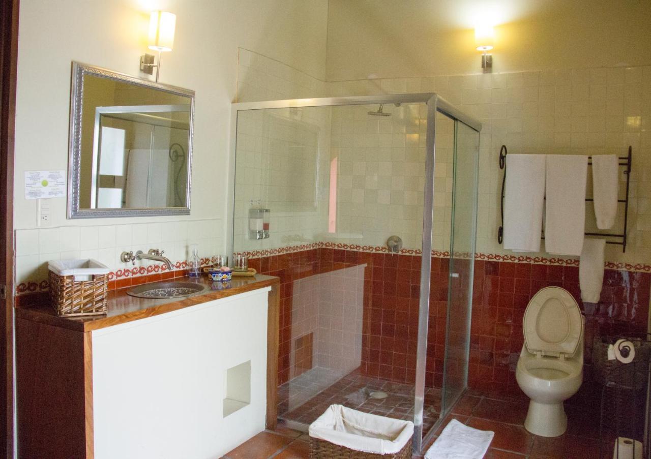 Habitación con cama grande y balcón