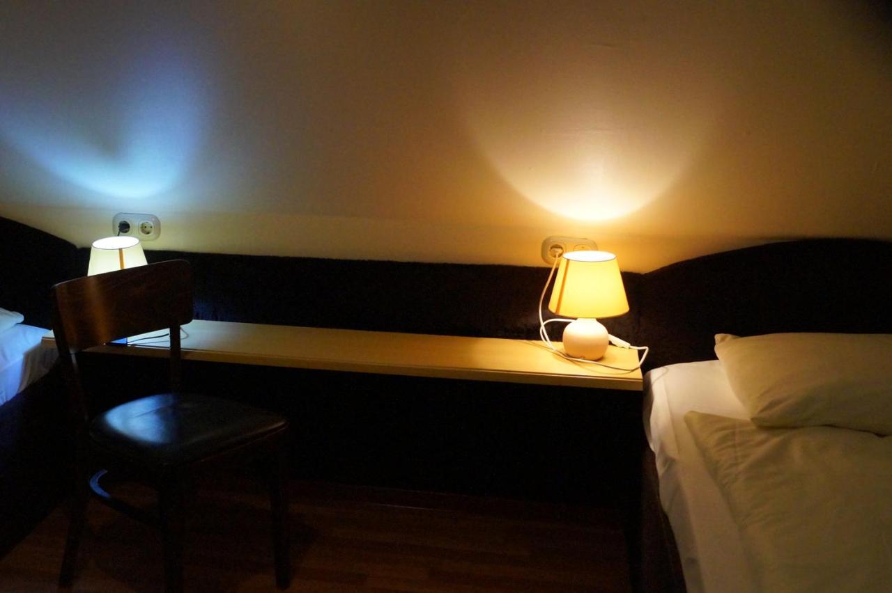 Kleines Zweibettzimmer