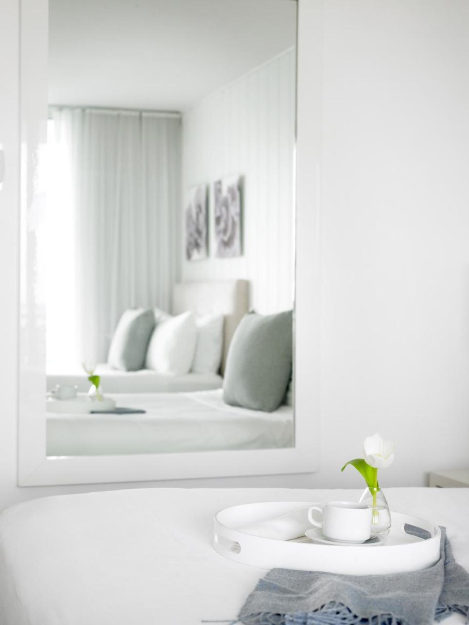 Habitación Doble con 2 camas dobles y vistas parciales al mar