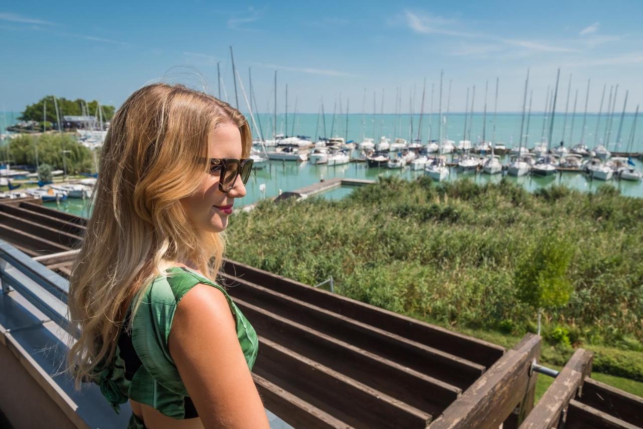 Szoba kétszemélyes ággyal - panorámás kilátással a tóra