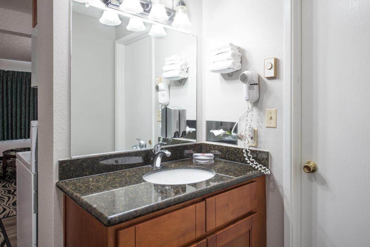 Deluxe Queen Suite