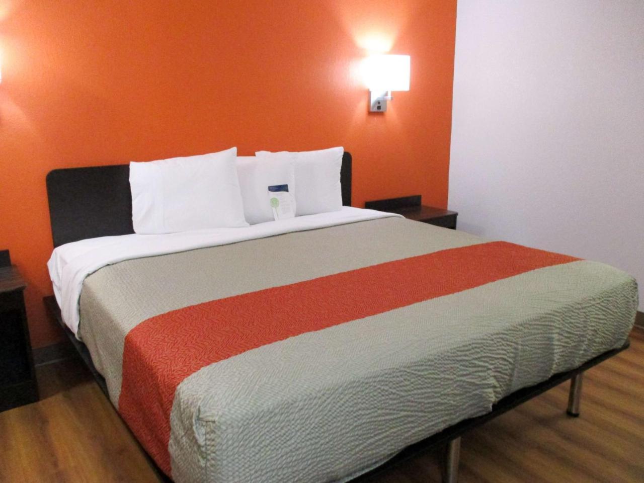 King Room with Roll-in Shower - Disability Access - Non-Smoking