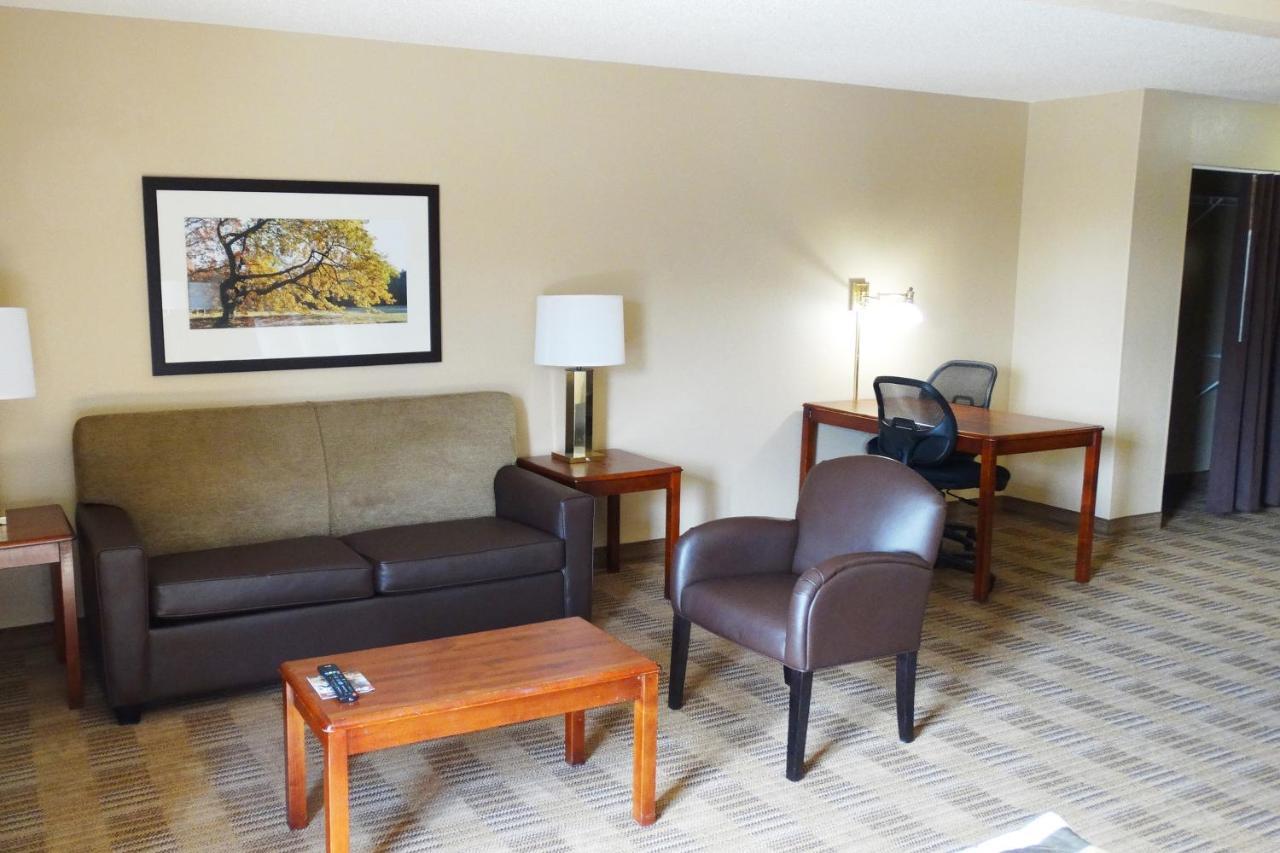 Deluxe Studio with Two Queen Beds - Non-Smoking
