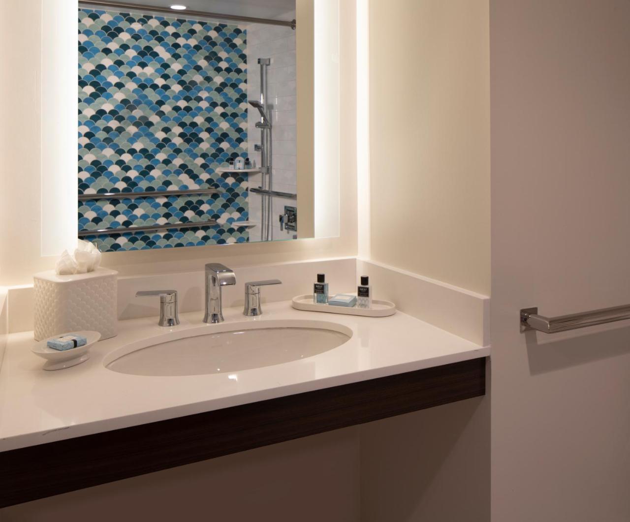 Suite 1 Chambre Lit King-Size - Vue sur Océan - Adaptée aux Personnes à Mobilité Réduite/Douche Accessible en Fauteuil Roulant