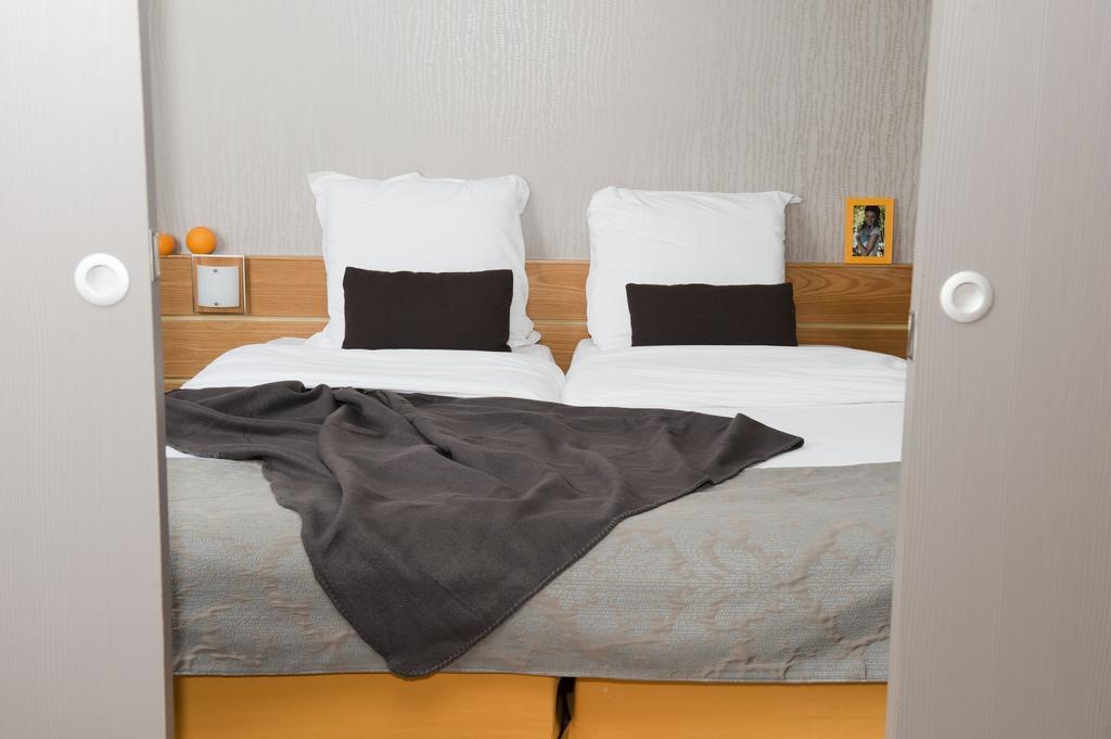 One-Bedroom Apartment,679977345:JPEG