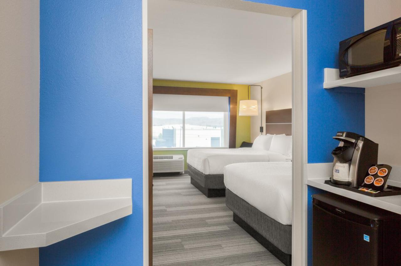 Standard Room with Two Queen Beds
