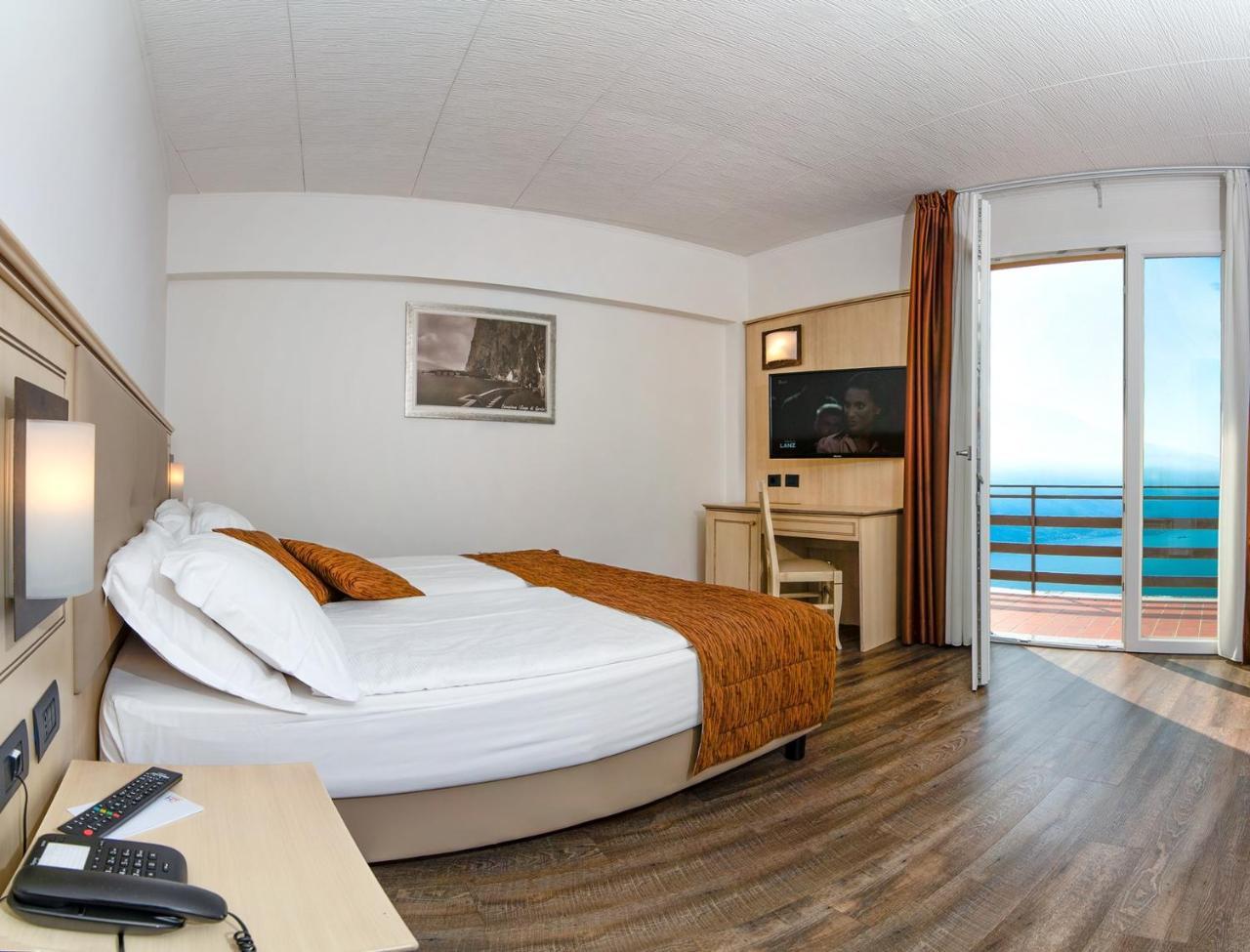 Classic Double or Twin Room with Lake View and Balcony