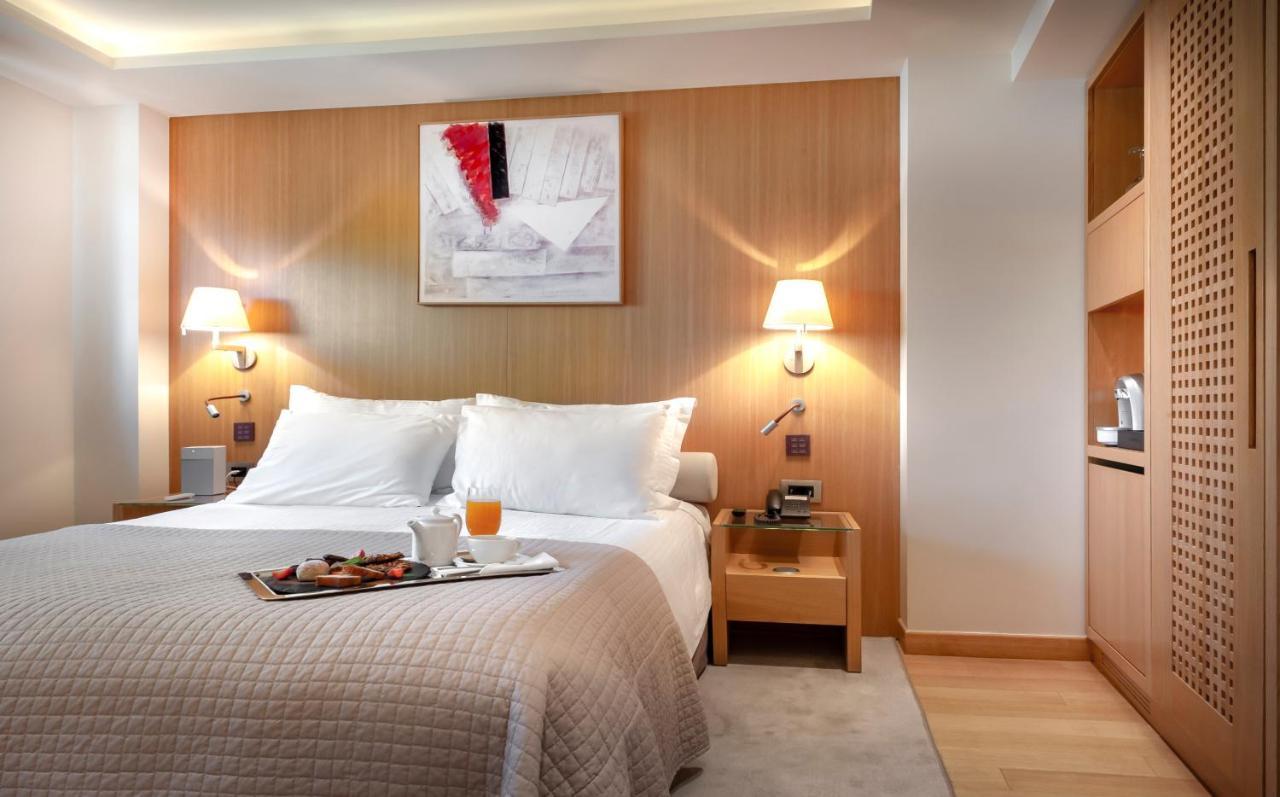 Cozy Room with Street View,736571089:JPEG