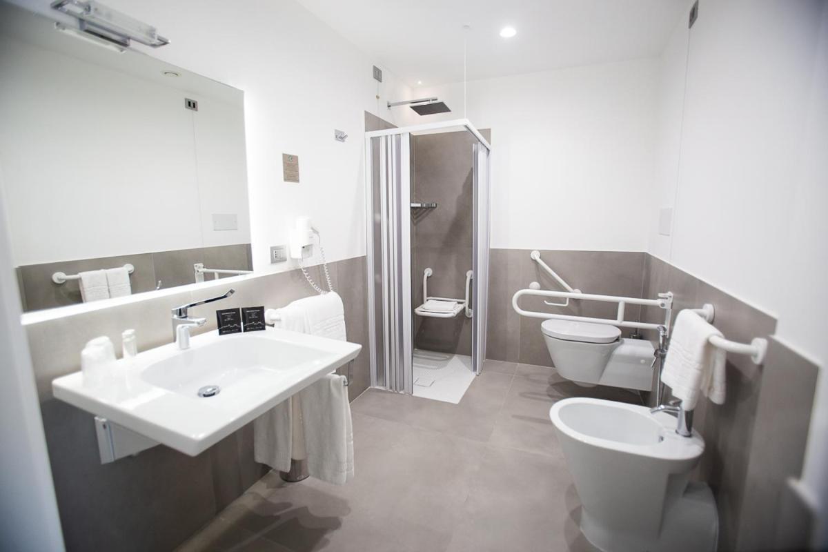 Double or Twin Room - Disability Access with View