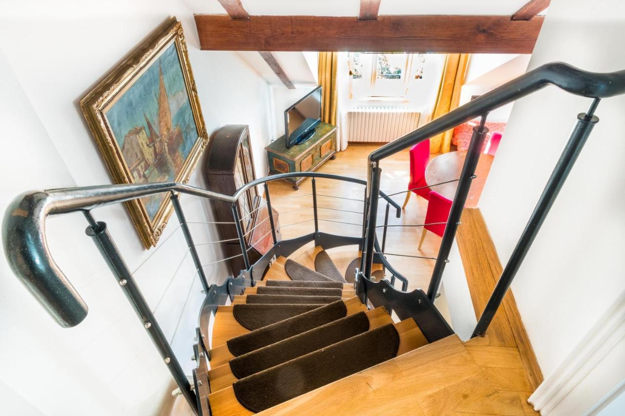 Duplex Attic Apartment,737725729:JPEG