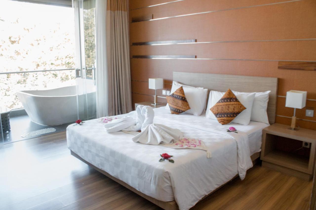 Honeymoon Suite