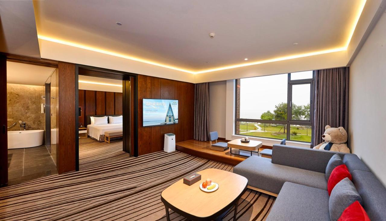 Executive Suite Lake View,738849223:JPEG