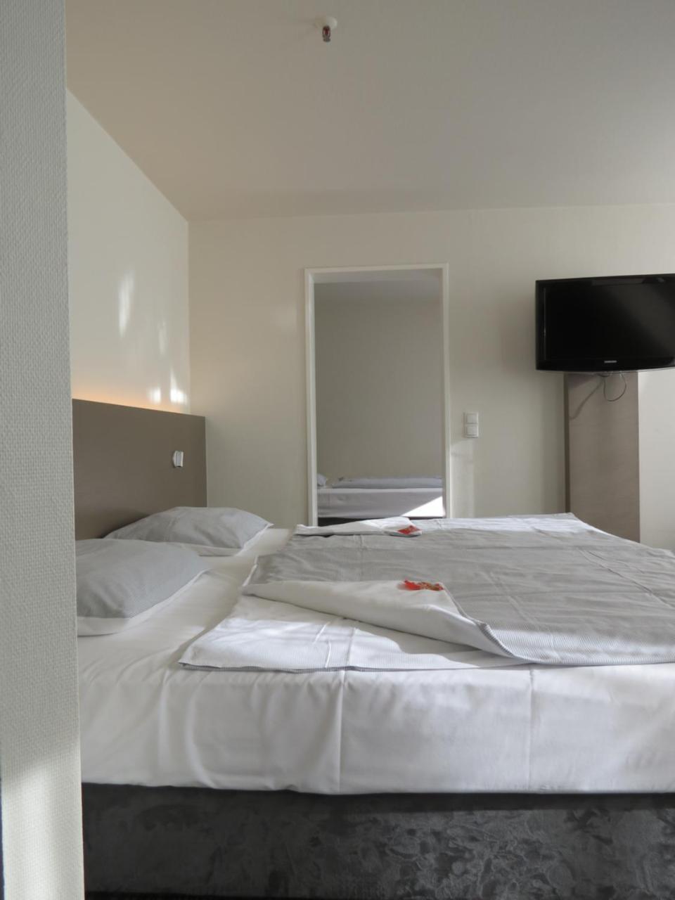 Standard Quadruple Room,738872002:JPEG