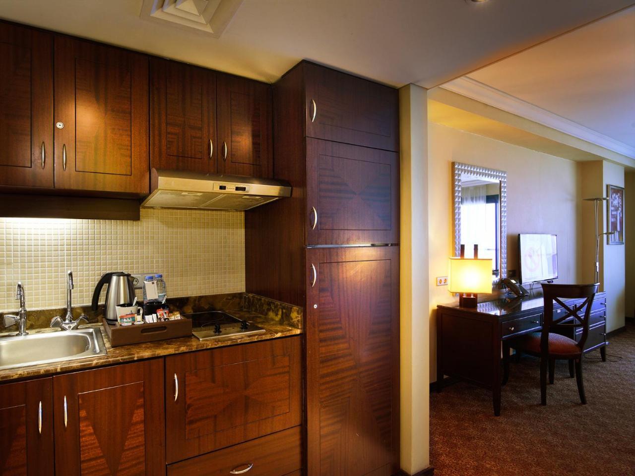 Sea Front Studio with Balcony - Twin Bed