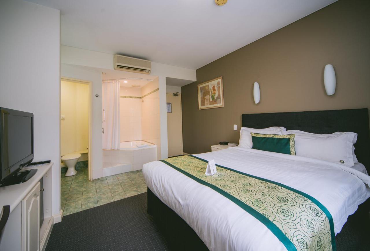 Queen Room Spa Bath