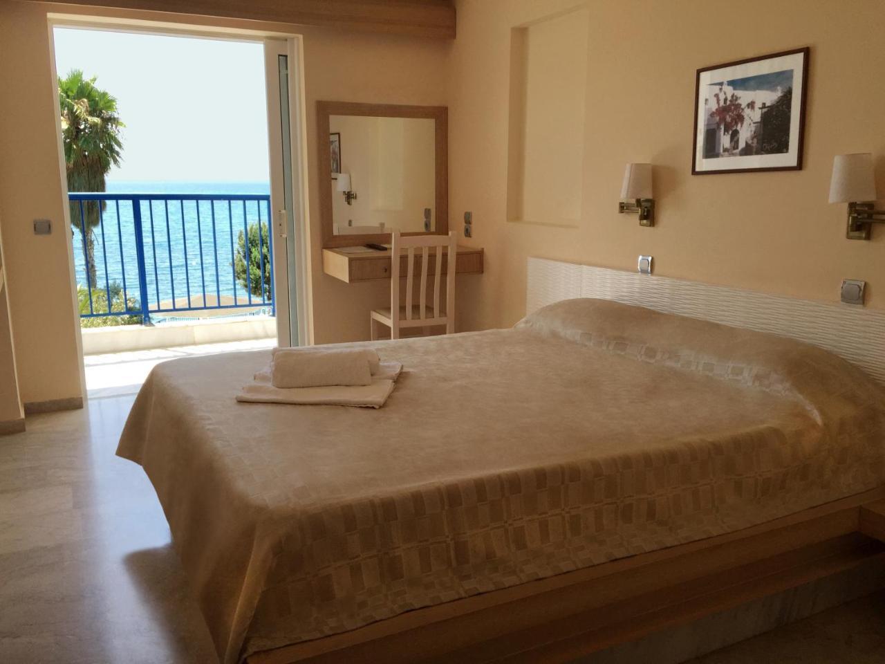 Doppelzimmer mit Balkon und Meerblick