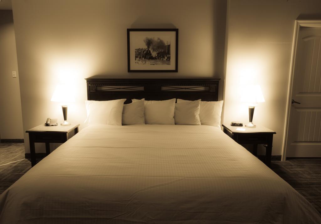 Deluxe King Suite with Spa Bath - Non-Smoking