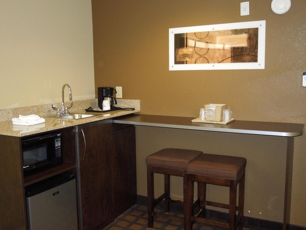1 Queen Bed, Studio Suite, Jetted Tub, Non-Smoking