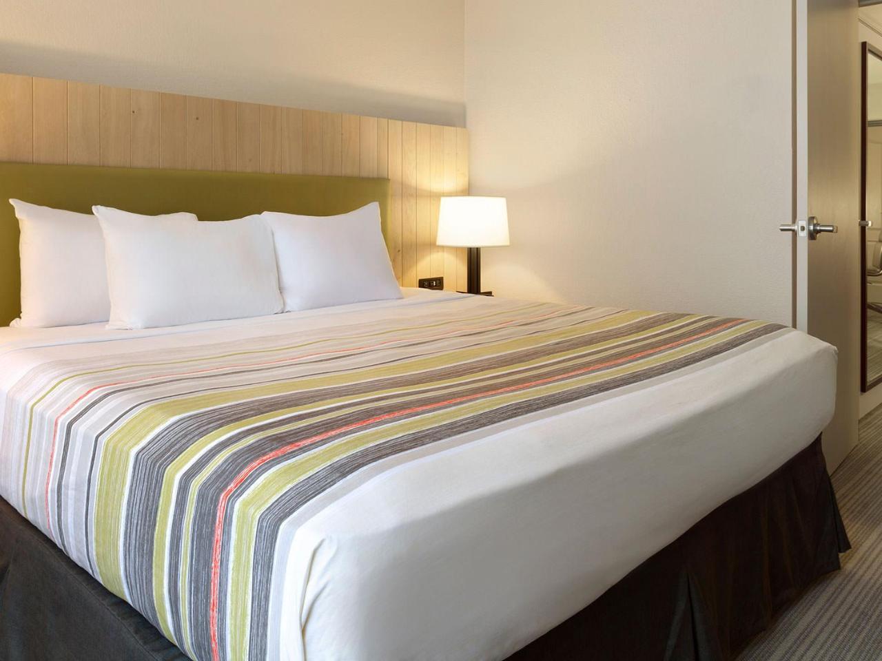King Room with Roll-in Shower - Disability Access/Non-Smoking