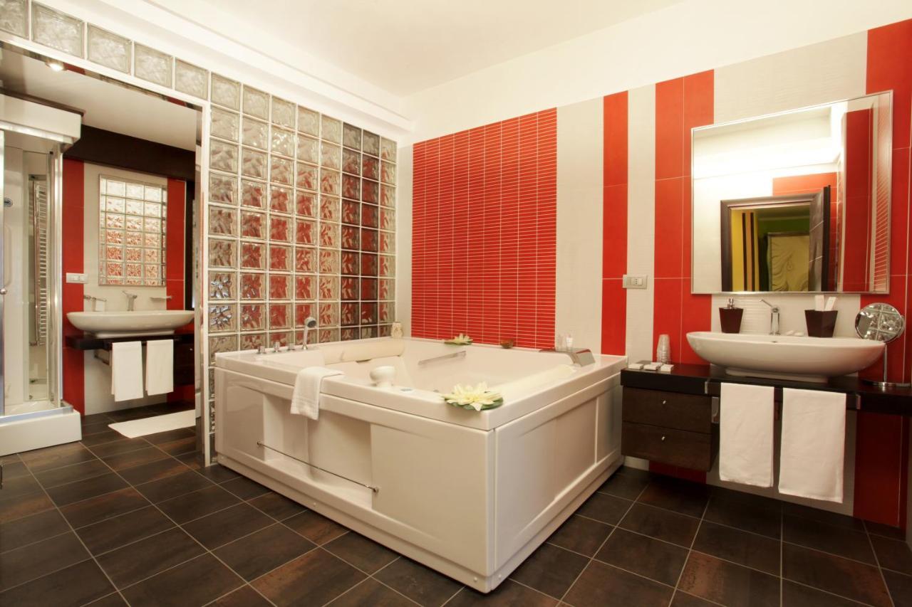 Suite con bañera de hidromasaje y cama grande