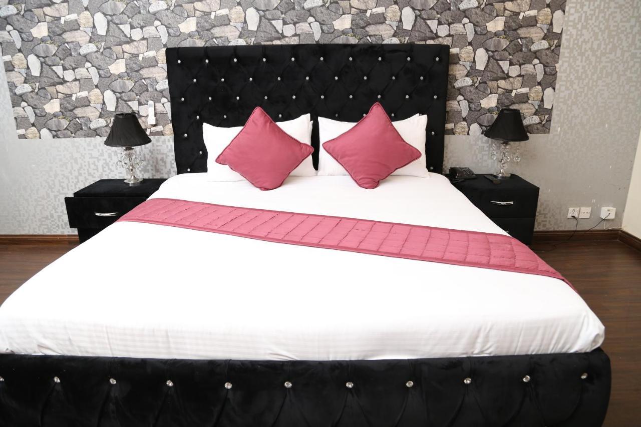 Deluxe Room (2 Adults + 1 Child)